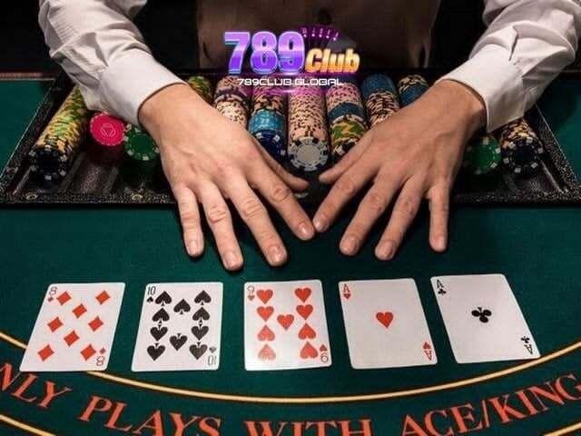 Poker sử dụng bộ bài Tây 52 lá, với giá trị các lá bài từ 2 đến A